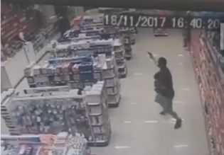 Policial, com bebê no colo, enfrenta e mata dois bandidos (veja o vídeo)
