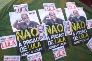 Lula treme e fica incomodado com cartazes “Não à prisão de Lula”