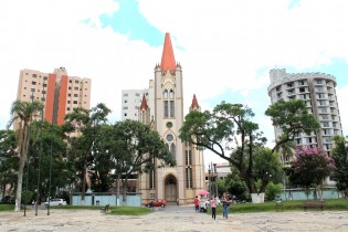 Ladrão reza antes de praticar furto dentro de Catedral (veja o vídeo)