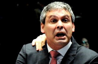 Ataque histérico, quando quase agrediu senador de 82 anos, é problema para Lindbergh (Veja o Vídeo)
