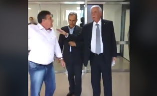 Trabalhador pega magnata pelego no flagrante (Veja o Vídeo)