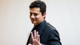 Em raro momento de lazer, Moro passeia com animal de estimação e sente o carinho das pessoas (Veja o Vídeo)