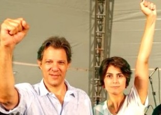 Comunistas caem na lábia de petistas e Manuela agora é a ‘reserva’ de Haddad