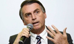 Bolsonaro explica porque exigiu a retirada do púlpito de Lula