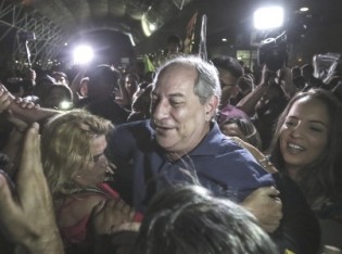 Ciro chega da Europa, não declara apoio a Haddad e o voto é secreto...