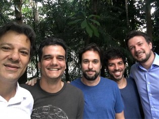 De volta às origens, Haddad assiste “Marighella” junto com Wagner Moura