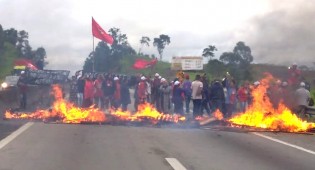 Criminosamente, Stédile cumpre promessa e fecha rodovia (Veja o Vídeo)