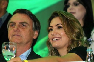 Michelle Bolsonaro planeja traduzir a Bíblia Sagrada para Libras e se engajar em projetos sociais