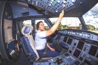 Uma mulher no comando do avião presidencial. Aguardemos os aplausos do #EleNão...