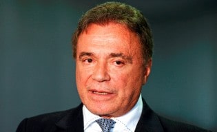 Surge o candidato para bater Renan