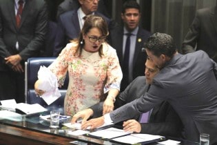 Aliada do PT, senadora Kátia Abreu rouba pasta de documentos da mesa do senado (Veja o Vídeo)