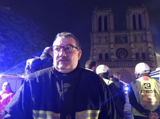 Padre salva Santíssimo Sacramento e a Coroa de Espinhos de incêndio em Catedral de Paris