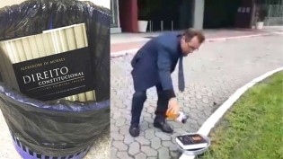 Na frente do fórum, advogado põe fogo no livro de Alexandre do Moraes  (Veja o Vídeo)