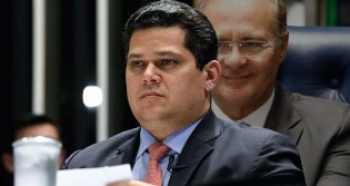 Com "aplauso" de Alcolumbre, Senado rejeita decreto das armas de Bolsonaro