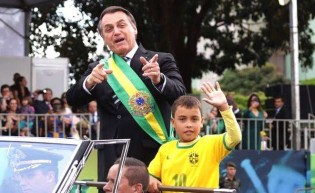 Rede Globo esquece de mudar o usuário e ataca garoto que pegou carona com Bolsonaro