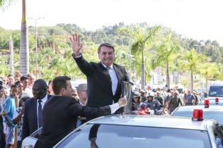 Bolsonaro é ovacionado e aclamado pelo povo, mas os safados da Globo escondem a verdade! (Veja o Vídeo)