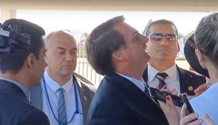 AO VIVO: Escritora tenta validar Biografia não autorizada de Bolsonaro na saída do Palácio da Alvorada (Veja o Vídeo)