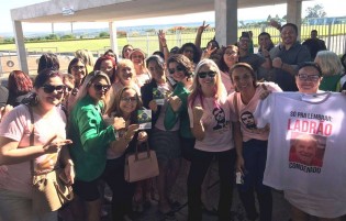 AO VIVO: Mulheres bolsonarianas de todo o Brasil surpreendem o presidente na saída do Alvorada (veja o vídeo)