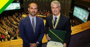Eduardo Bolsonaro entrega Medalha de Mérito Legislativo para cunhado de Ana Hickmann