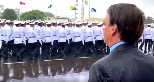 Líder pelo exemplo: Bolsonaro se expõe a forte chuva para demonstrar igualdade de condições com os formandos Militares (veja o vídeo)