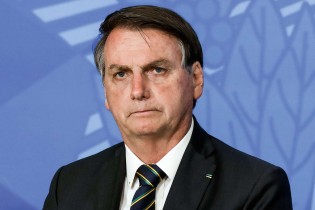 Bolsonaro leva tombo e é levado em alta velocidade para hospital de Brasília