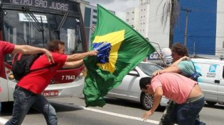 Professor PhD explica porque o socialismo é a religião vermelha da irracionalidade econômica e do empobrecimento geral