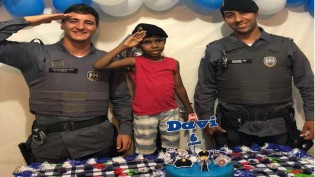 Policiais prestigiam aniversário de menino que sonha em ser policial