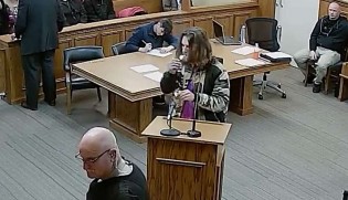 Maconheiro acende o cigarro de maconha na frente do juiz e se dá mal (veja o vídeo)