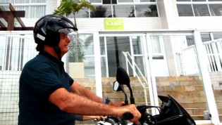 Sempre aplaudido, Bolsonaro, em passeio de moto, visita triplex de Lula