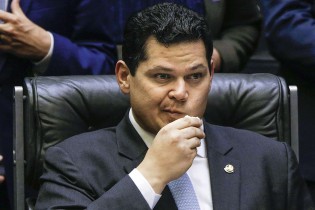 Alcolumbre publicamente pede que Bolsonaro cometa ato absolutamente inconstitucional