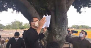 AO VIVO: Padre Pedro emociona a todos no Palácio da Alvorada ao rezar para purificar a imprensa (veja o vídeo)