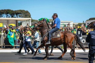 É hora do líder liderar e “por o pau na mesa”