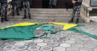 Militante ‘Antifa’ que rasgou a bandeira Nacional é indiciado pela Polícia