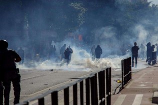 A nova "democracia" e suas ferramentas: barras de ferro, pedras e rojões (veja o vídeo)