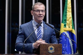 Senador que pediu a apreensão do passaporte de Weintraub sofre representação por exercício irregular da advocacia