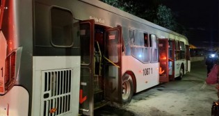 Em frente ao Planalto, criminoso bota fogo em ônibus e grita: “Fora Bolsonaro” (veja o vídeo)
