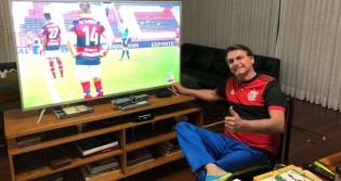 Debochando da Globo, Bolsonaro publica foto assistindo SBT durante o Fla-Flu