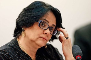 Ministra Damares Alves, novo alvo dos poderosos da caneta vermelha