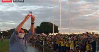 Bolsonaro mostra caixa de Hidroxicloroquina a manifestantes e é ovacionado (veja o vídeo)