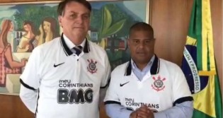 Presidente de todos os brasileiros, Bolsonaro põe a camisa do Corinthians e recebe Marcelinho Carioca (veja o vídeo)