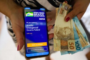 Auxílio emergencial reduziu a extrema pobreza ao menor nível nos últimos 40 anos