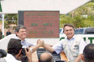 Os cães ladram, mas a caravana não para...