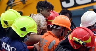 Cenas impactantes! Criança é resgatada com vida de destroços de prédio na Índia (veja o vídeo)