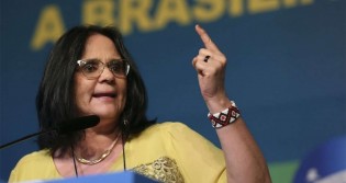 Damares vai pra cima de jornalista, editor do UOL, que a acusou de 'sequestrar crianças': "Nos vemos nos Tribunais"