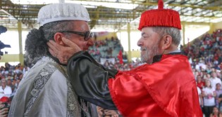 Título ao "condenado" Lula, dado por reitor militante comunista, é anulado pela Justiça