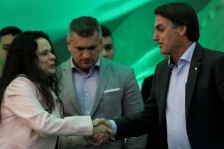 Visivelmente "arrependida", Janaína volta a defender Bolsonaro em acusações de 'crime eleitoral'