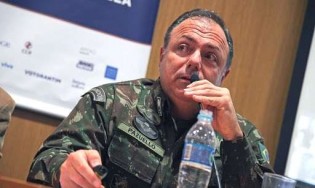 General Pazuello afirma que o Brasil já garantiu 300 milhões de doses da vacina contra a Covid-19