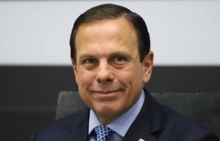 Doria promove jantar, serve bebidas até às 22 horas e descumpre o seu próprio decreto