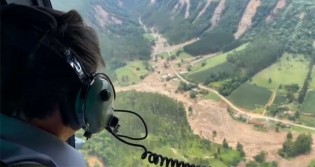 Solidário, Bolsonaro sobrevoa áreas atingidas por forte temporal, em Santa Catarina (veja o vídeo)