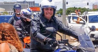 AO VIVO: Sereno e tranquilo, Bolsonaro percorre Brasília de moto (veja o vídeo)